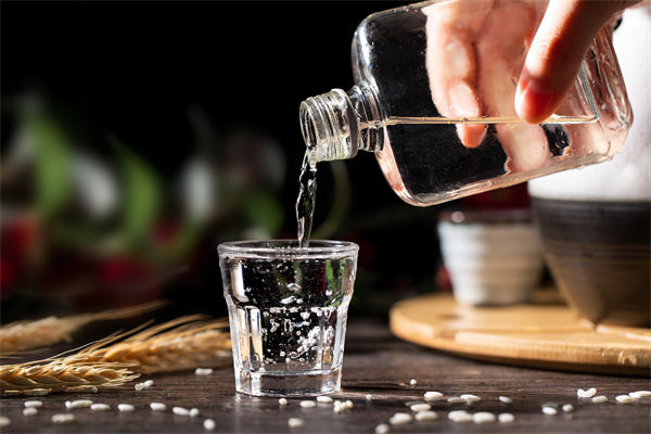 白酒遇冷，集體“降度”，關(guān)聯(lián)企業(yè)有何營銷啟示？
